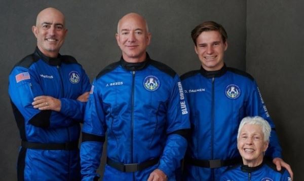 Blue Origin провела первый пилотируемый запуск космического корабля New Shepard