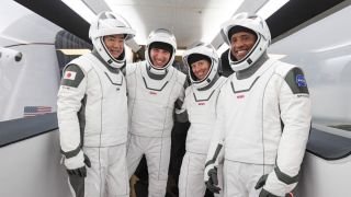 Crew Dragon с экипажем миссии Crew-1 вернулся на Землю