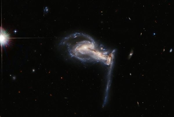 Hubble сфотографировал три взаимодействующие галактики