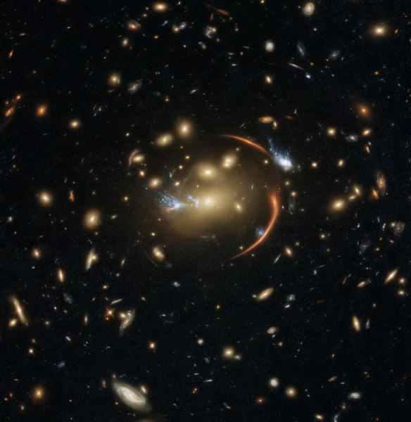 Hubble  сфотографировал гравитационную линзу