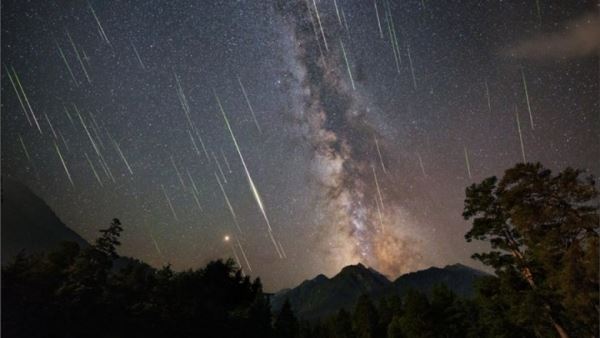 Красноярцы смогут увидеть самый популярный звездопад года и серебристые облака
