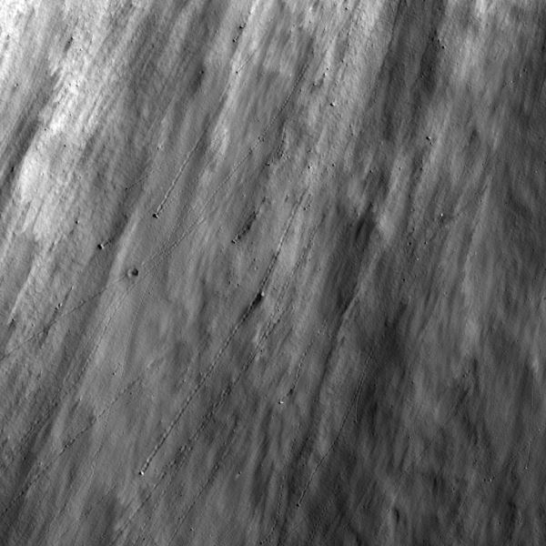 LRO сфотографировал следы от лунных валунов