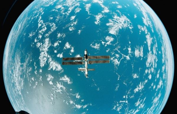При открытии люка из модуля «Наука» на МКС вылетел болт