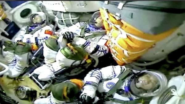 Российские космонавты на МКС могут остаться без скафандров 