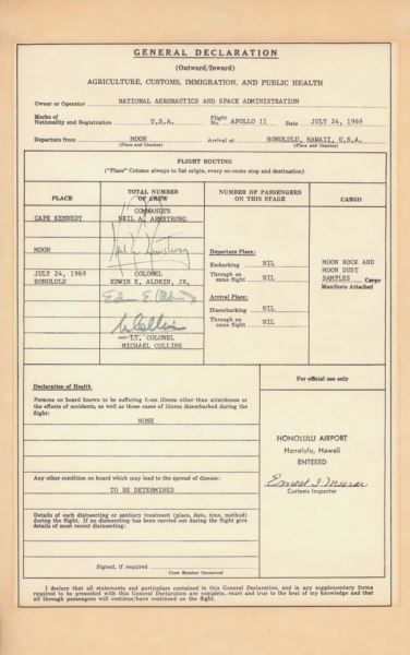 Астронавт Базз Олдрин показал таможенную декларацию, заполненную по возвращению с Луны 