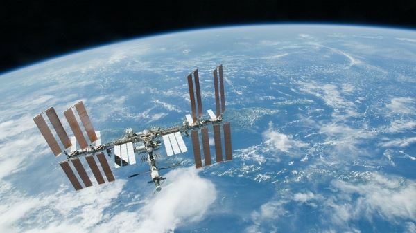 «Роскосмос» собрался построить новую станцию вместо «опасной» МКС
